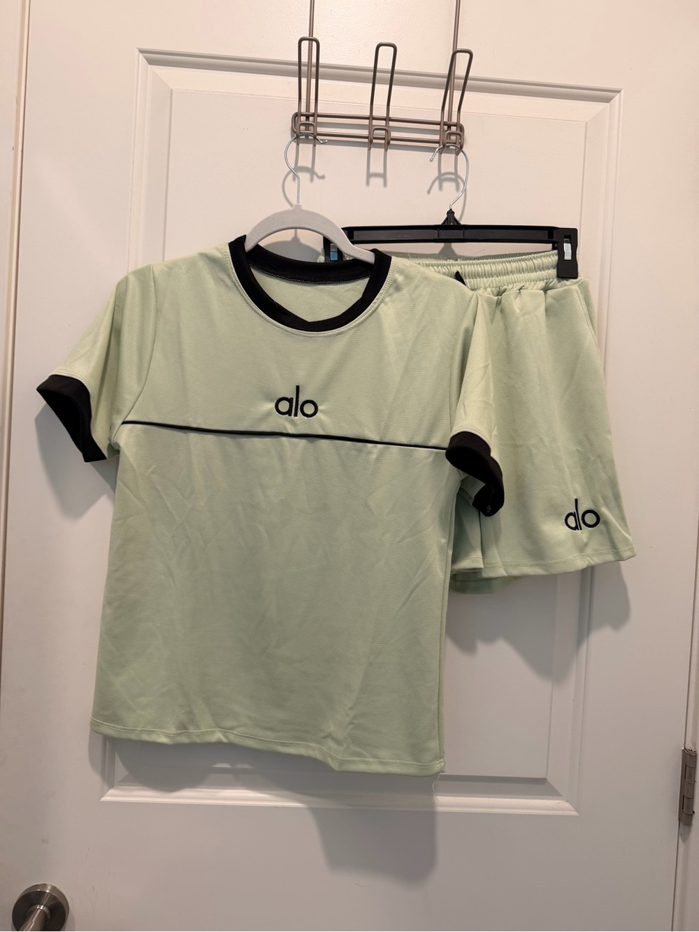Alo Yoga Light Green and Black Ringer T-Shirt and Shorts Matching Set Size M